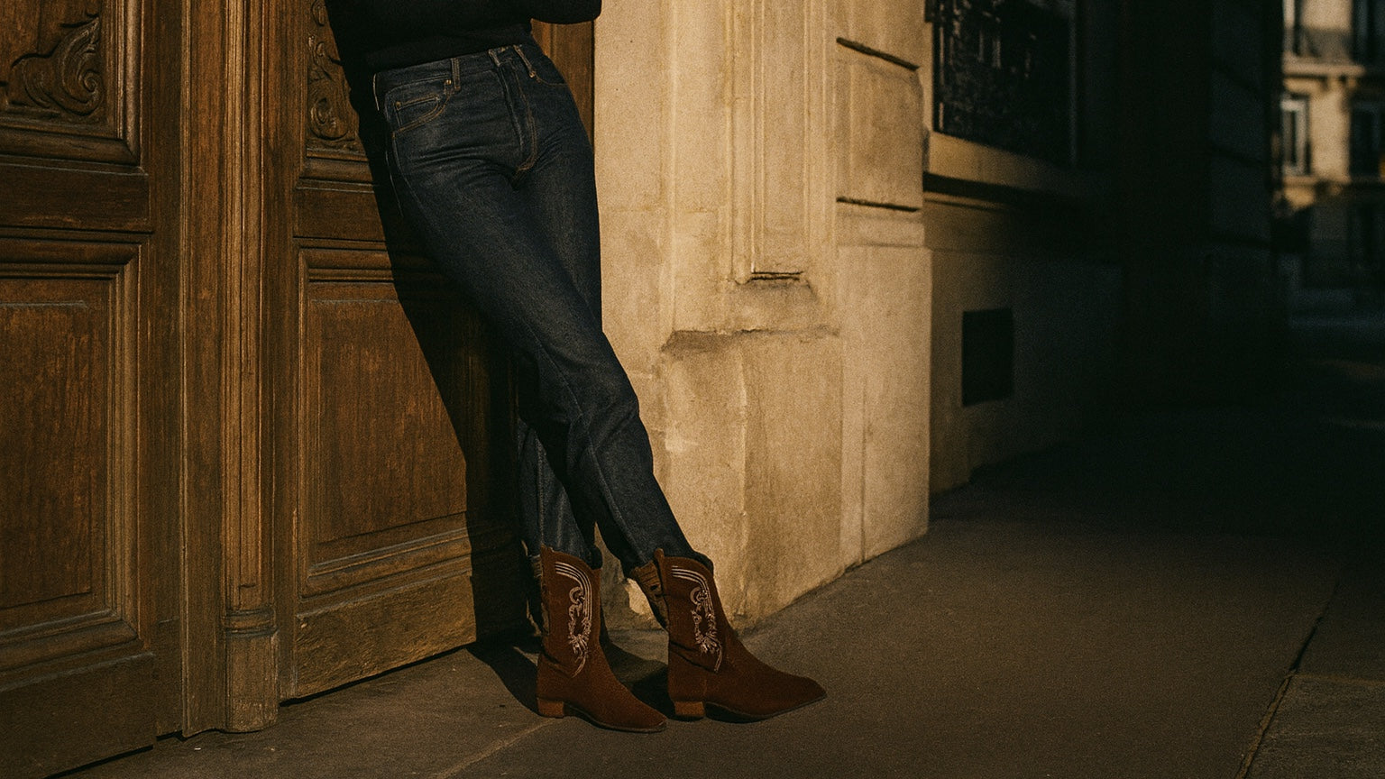 Paire de santiags intemporelle posee sur le pave parisien