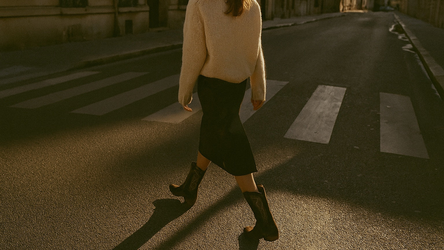 Tenue femme avec santiags photographiee dans une rue parisienne
