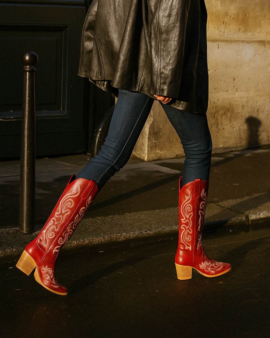 Santiags Talia coloris rouge portées dans une rue parisienne