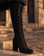 Détail matière et laçage — bottes Léna portées