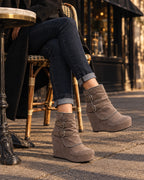 Bottines Juliette portées à une terrasse de café parisien — bottines compensées aspect daim
