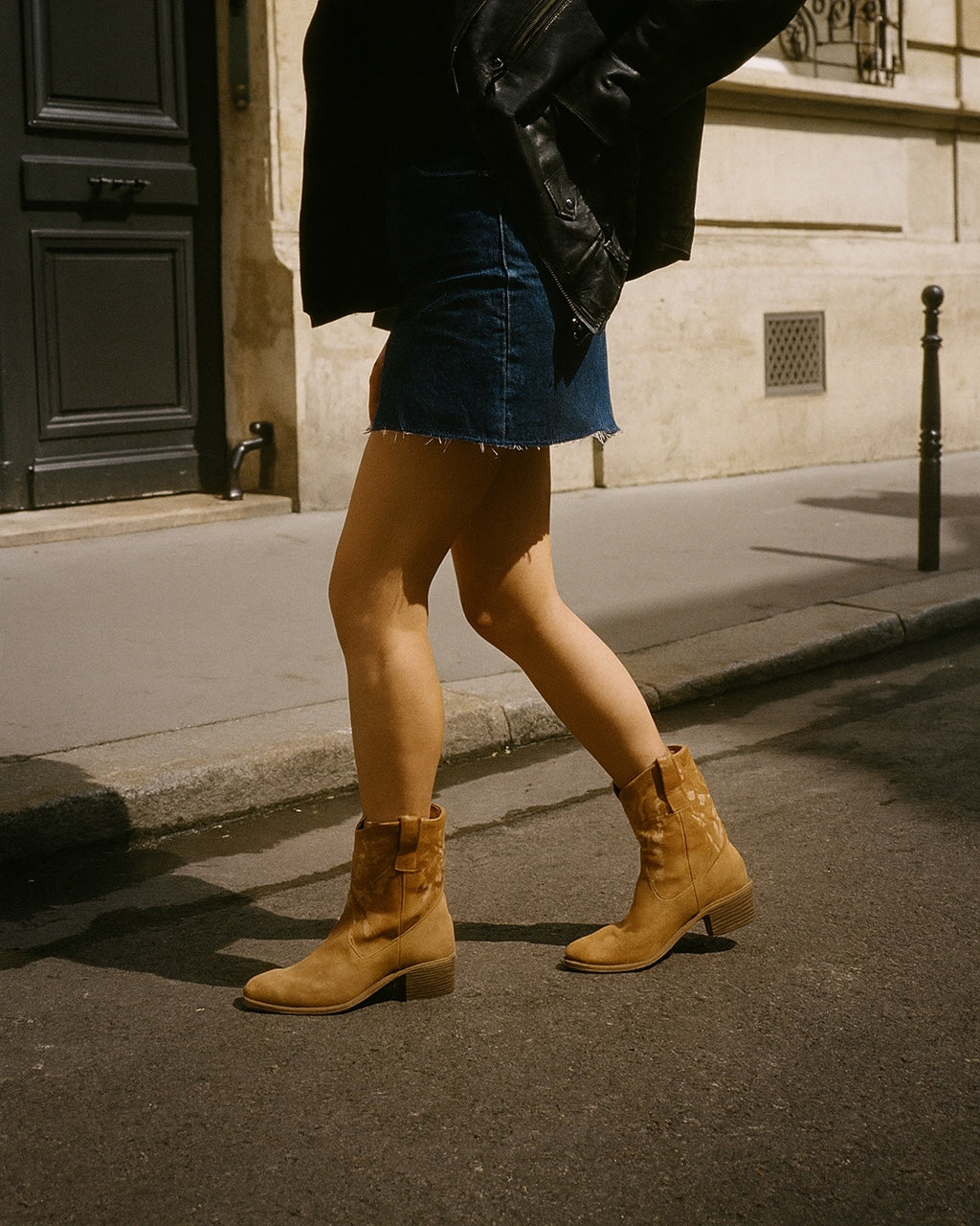 Santiags Cali portées dans une rue parisienne — Santiags brodées camel femme