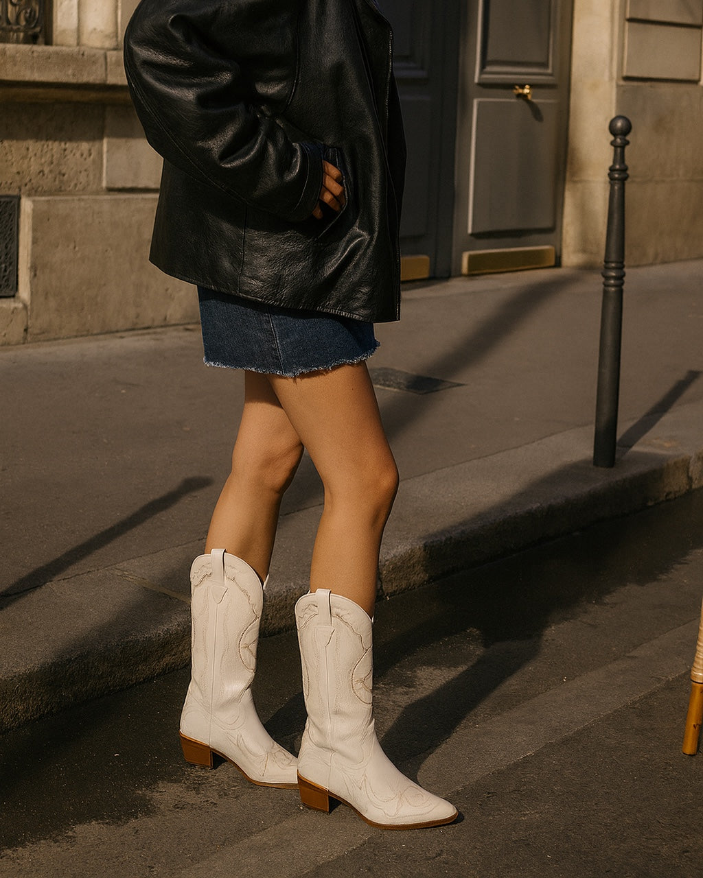 Santiags Capucine portées dans une rue parisienne — Santiags brodées talon carré femme