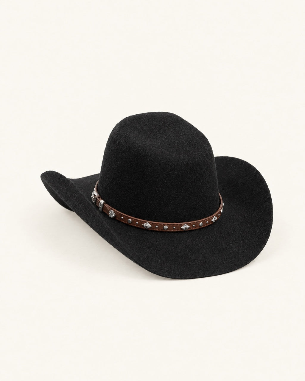 Chapeau cowboy en feutre noir à bande cloutée, autre angle