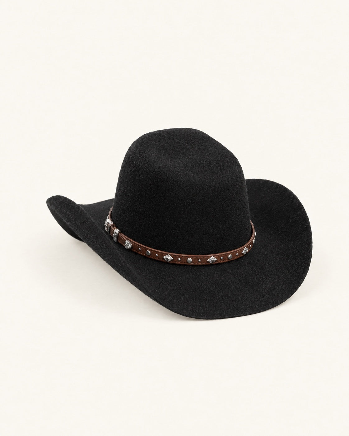 Chapeau cowboy en feutre noir à bande cloutée, autre angle