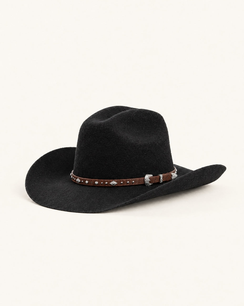 Chapeau cowboy en feutre noir à bande cloutée, vue de profil