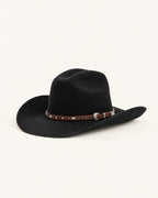 Chapeau cowboy en feutre noir à bande cloutée, vue de profil
