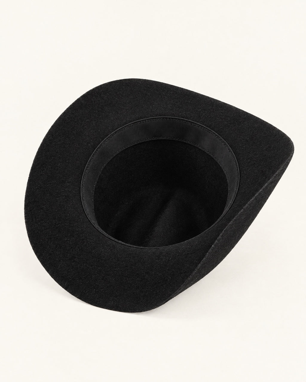 Chapeau cowboy en feutre noir à boucle argentée, autre angle