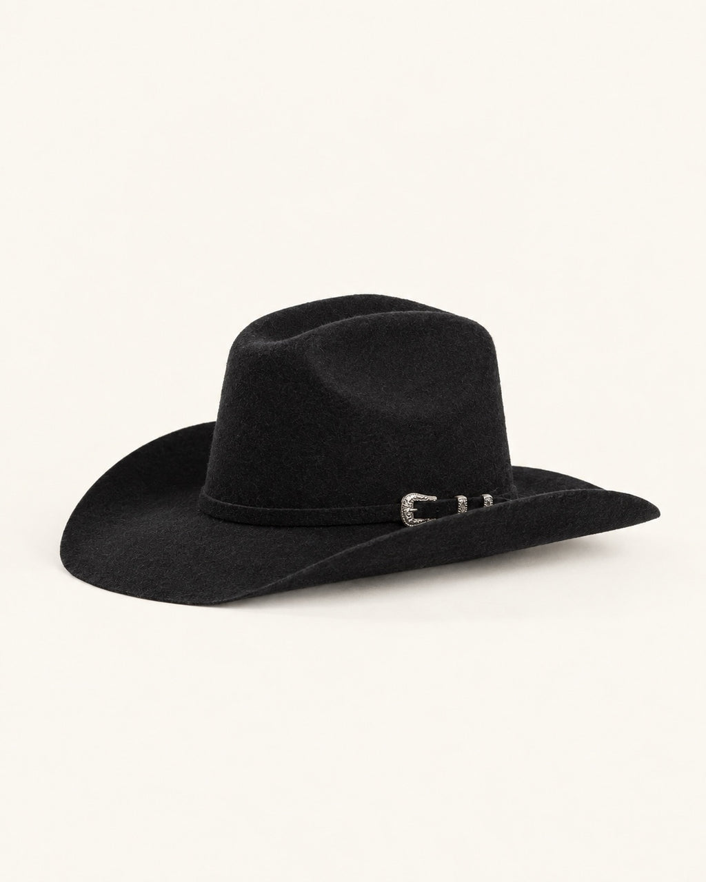 Chapeau cowboy en feutre noir à boucle argentée, vue de profil
