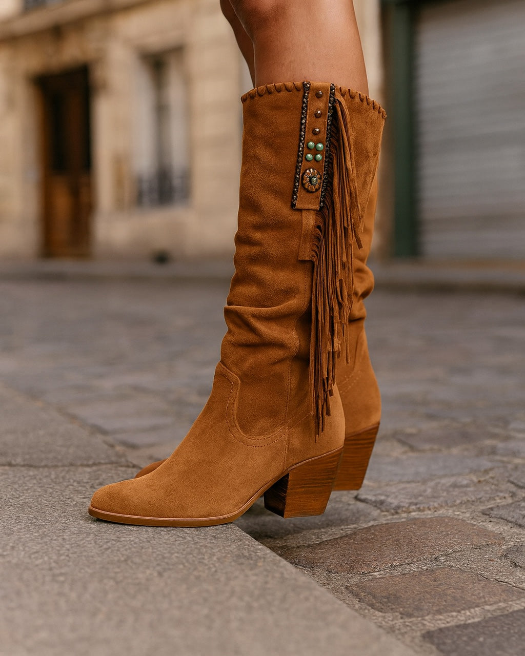 Santiags Cheyenne portées dans une rue parisienne — Santiags hautes à franges femme