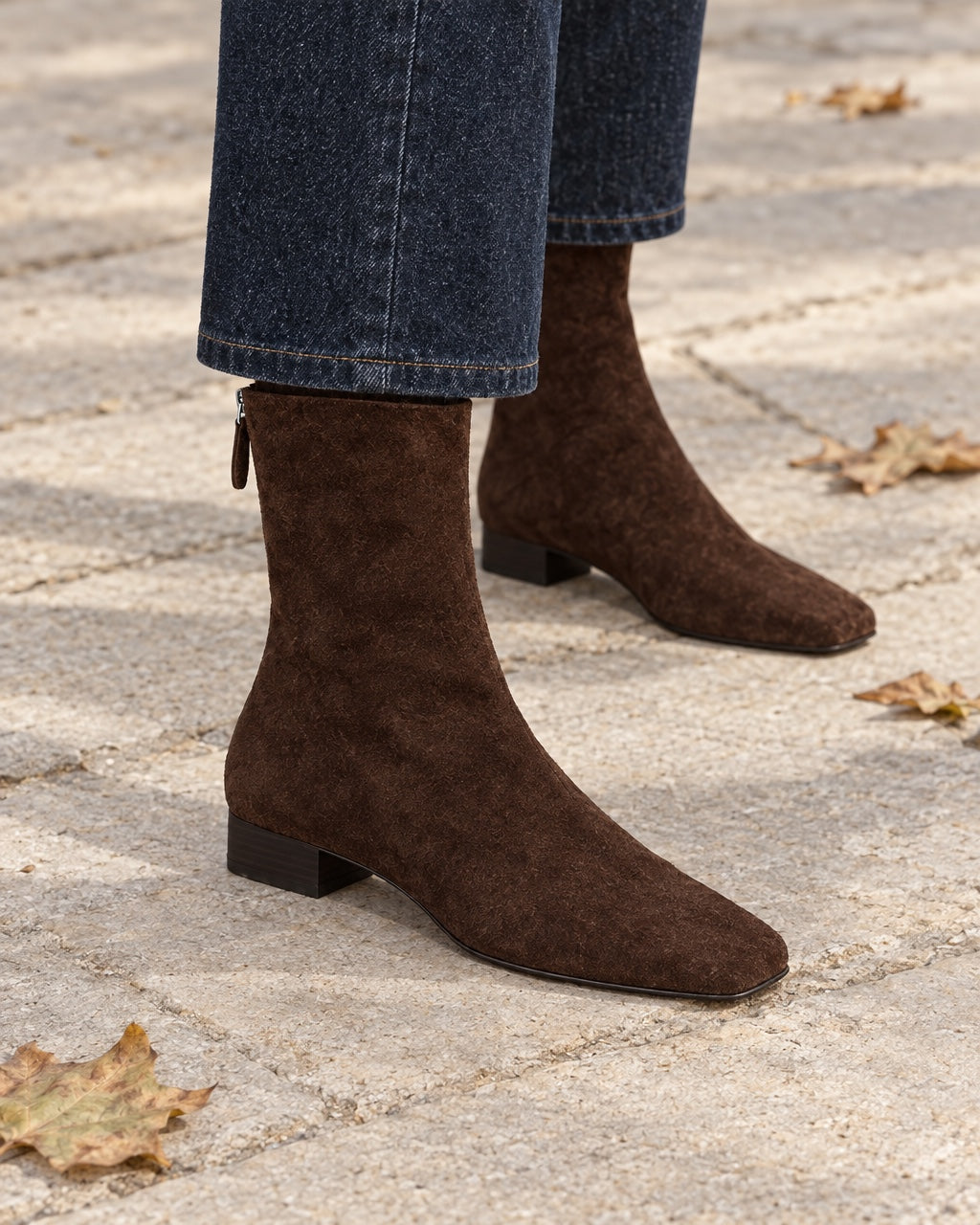 Détail du bout carré et de l'aspect daim — bottines Colette portées