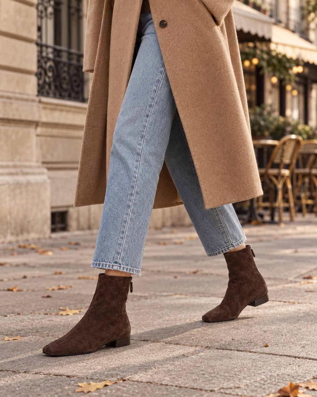 Bottines Colette portées avec un jean droit dans une rue parisienne