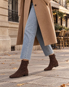 Bottines Colette portées avec un jean droit dans une rue parisienne