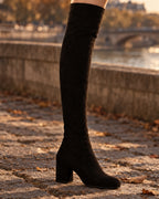 Détail matière et talon bloc — cuissardes Salomé portées