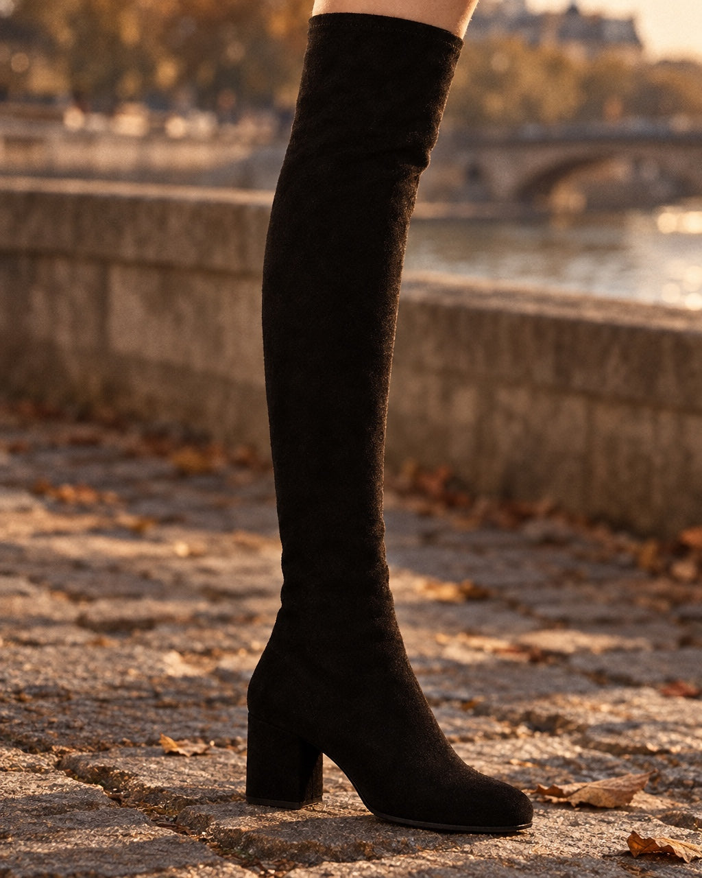 Détail matière et talon bloc — cuissardes Salomé portées