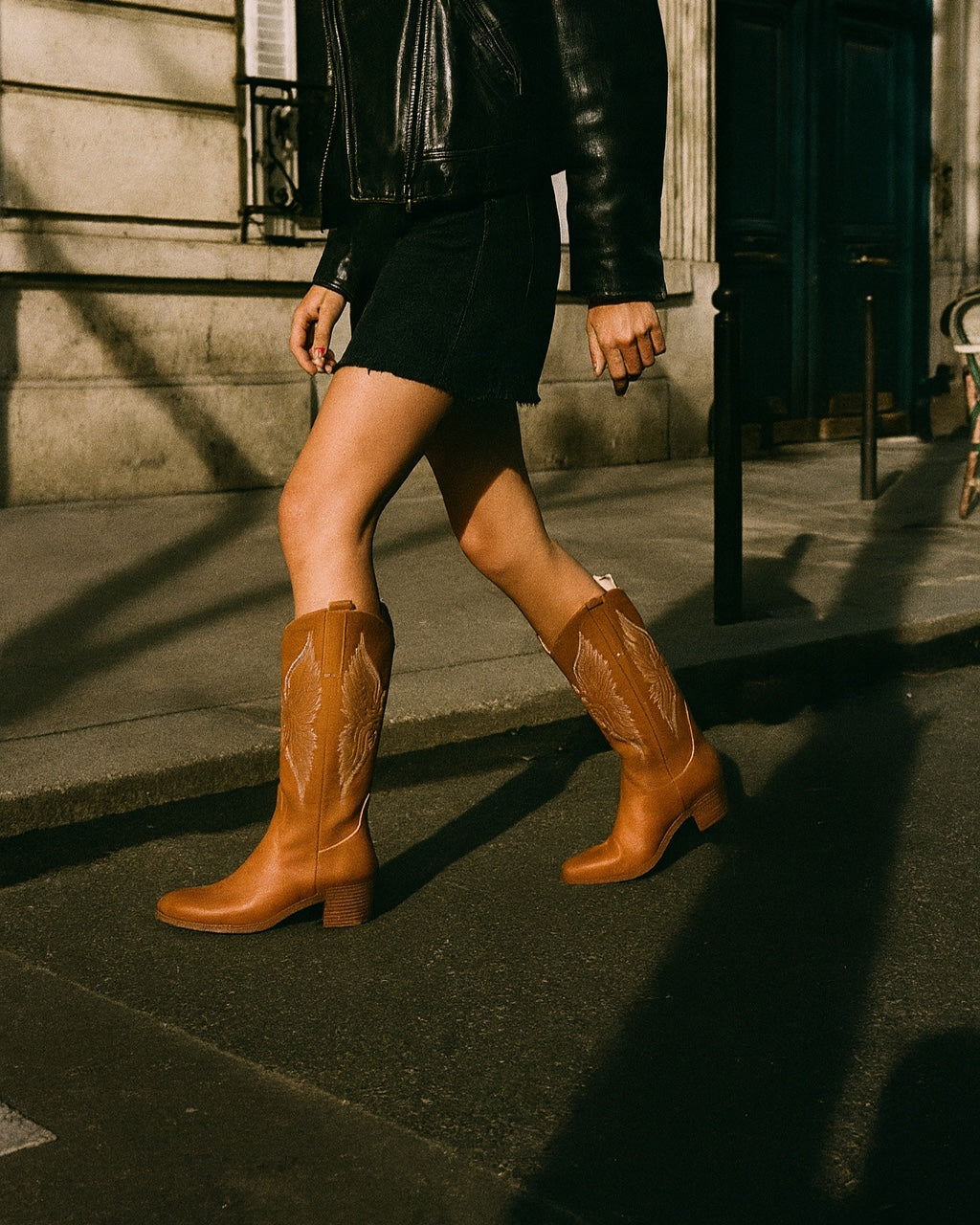 Santiags Dakota portées dans une rue parisienne — Santiags hautes vintage country femme