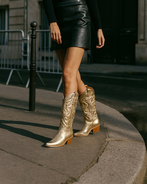 Santiags Gloria portées dans une rue parisienne — Bottines santiags métallisées dorées femme