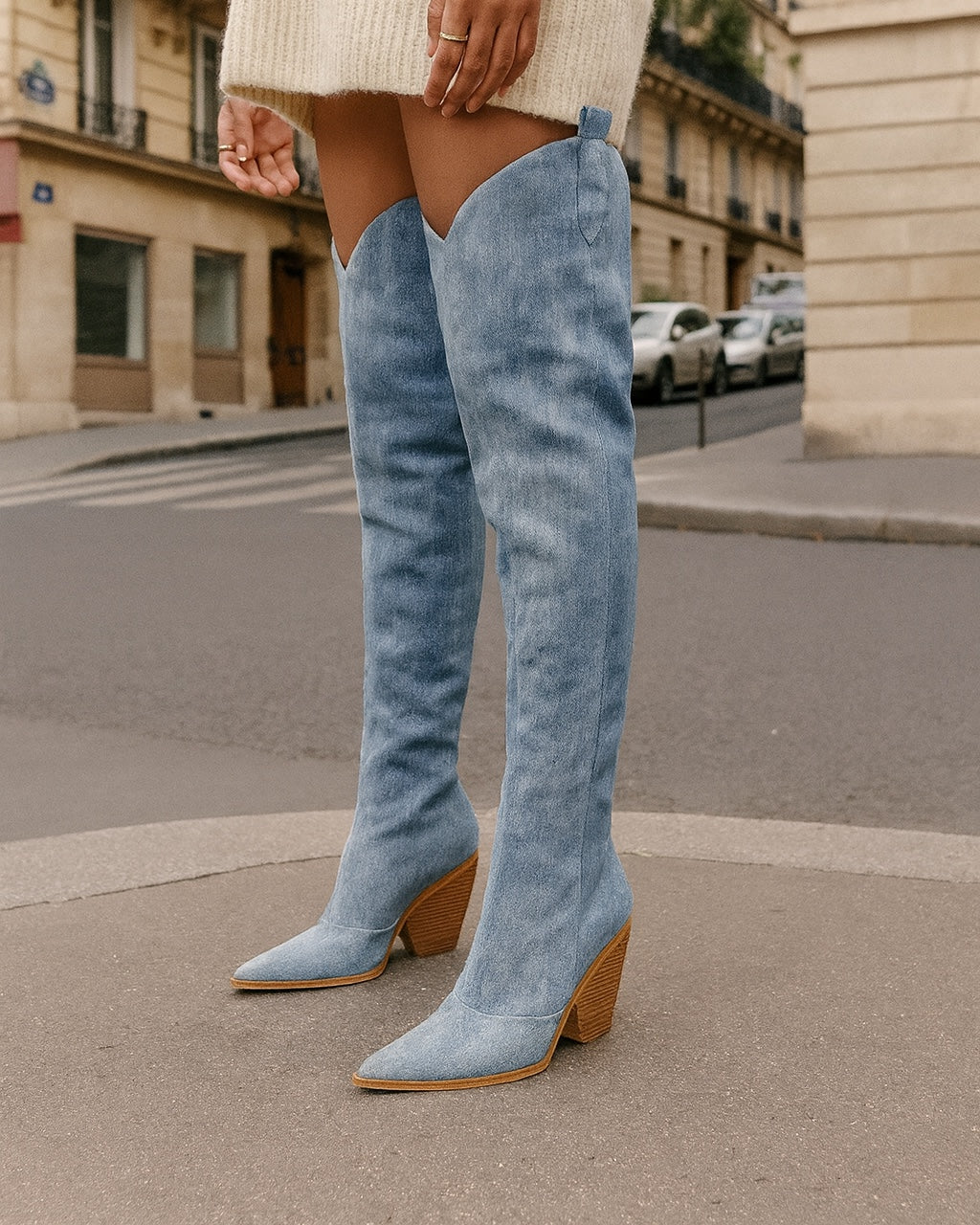 Santiags Indie portées dans une rue parisienne — Cuissardes santiags en denim femme