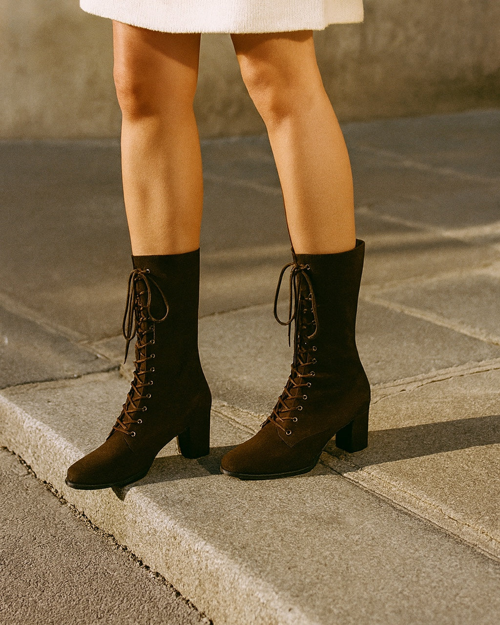 Santiags Inès portées dans une rue parisienne — Bottines santiags à lacets femme