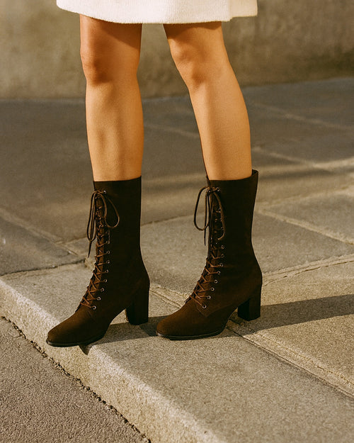 Santiags Inès portées dans une rue parisienne — Bottines santiags à lacets femme