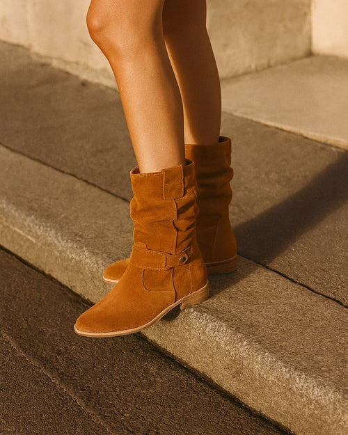 Santiags Lola portées dans une rue parisienne — Bottines santiags en daim femme