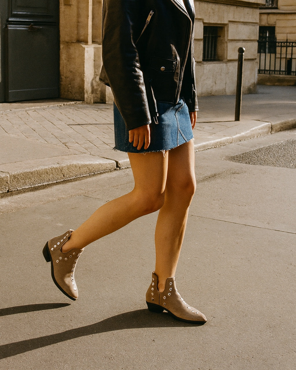 Santiags Lou portées dans une rue parisienne — Bottines santiags à rivets femme