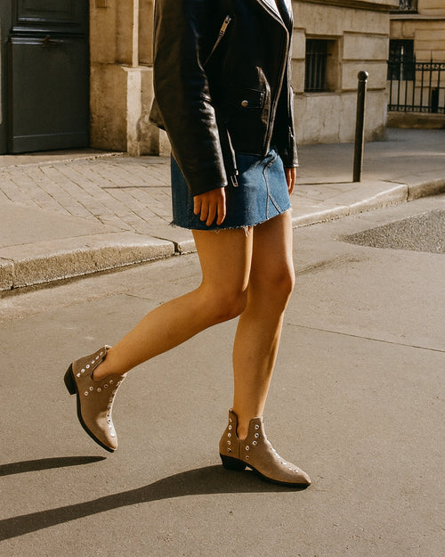 Santiags Lou portées dans une rue parisienne — Bottines santiags à rivets femme