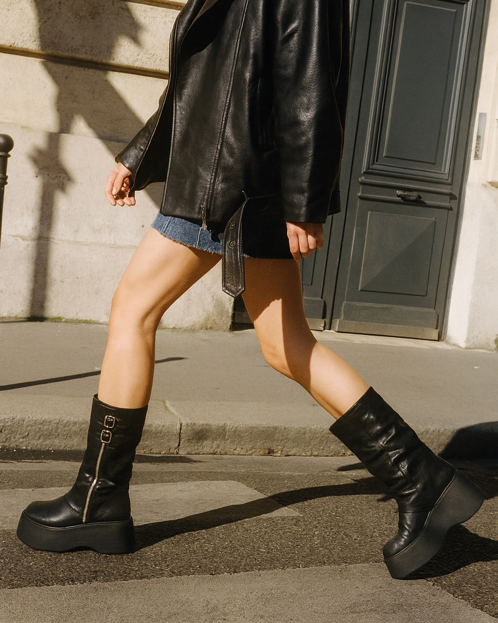 Santiags Nina portées dans une rue parisienne — Santiags hautes plateforme femme
