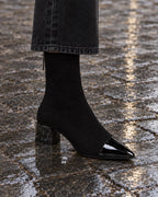 Détail du bout pointu effet verni et du talon bloc — bottines Victoire portées