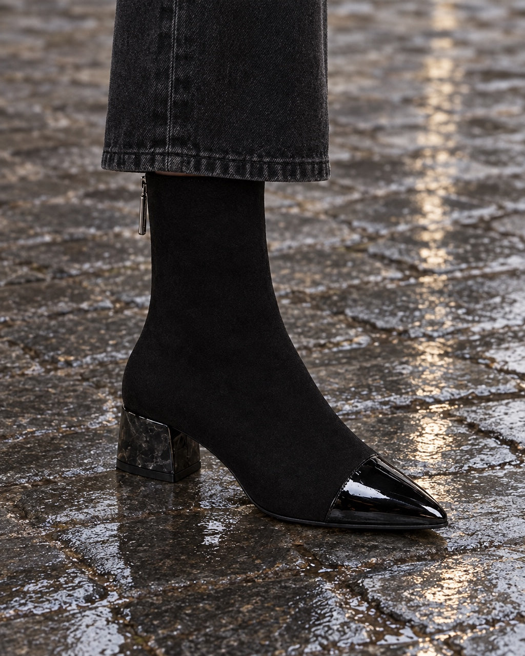 Détail du bout pointu effet verni et du talon bloc — bottines Victoire portées
