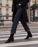 Bottines Victoire portées avec un jean droit sur un passage piéton parisien