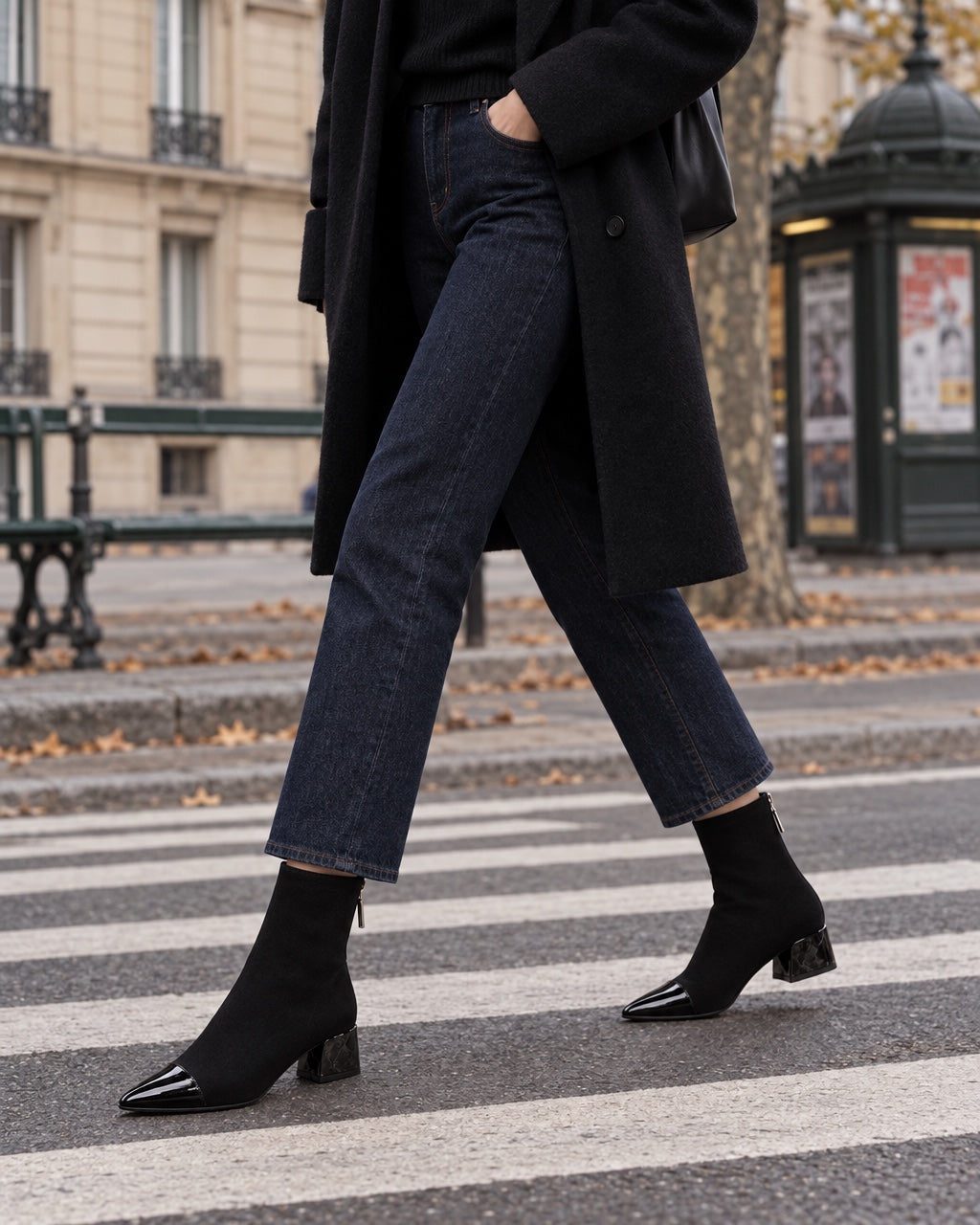 Bottines Victoire portées avec un jean droit sur un passage piéton parisien